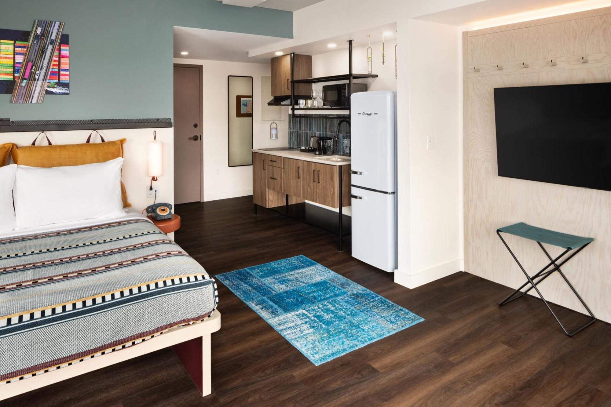 King Studio Dining Area Kitchenette