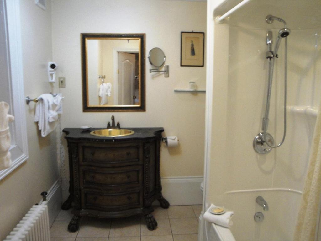 Standard Twin 2 Doubles Room