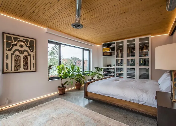 The Halifax Rooftop - Cozy Spa B&B